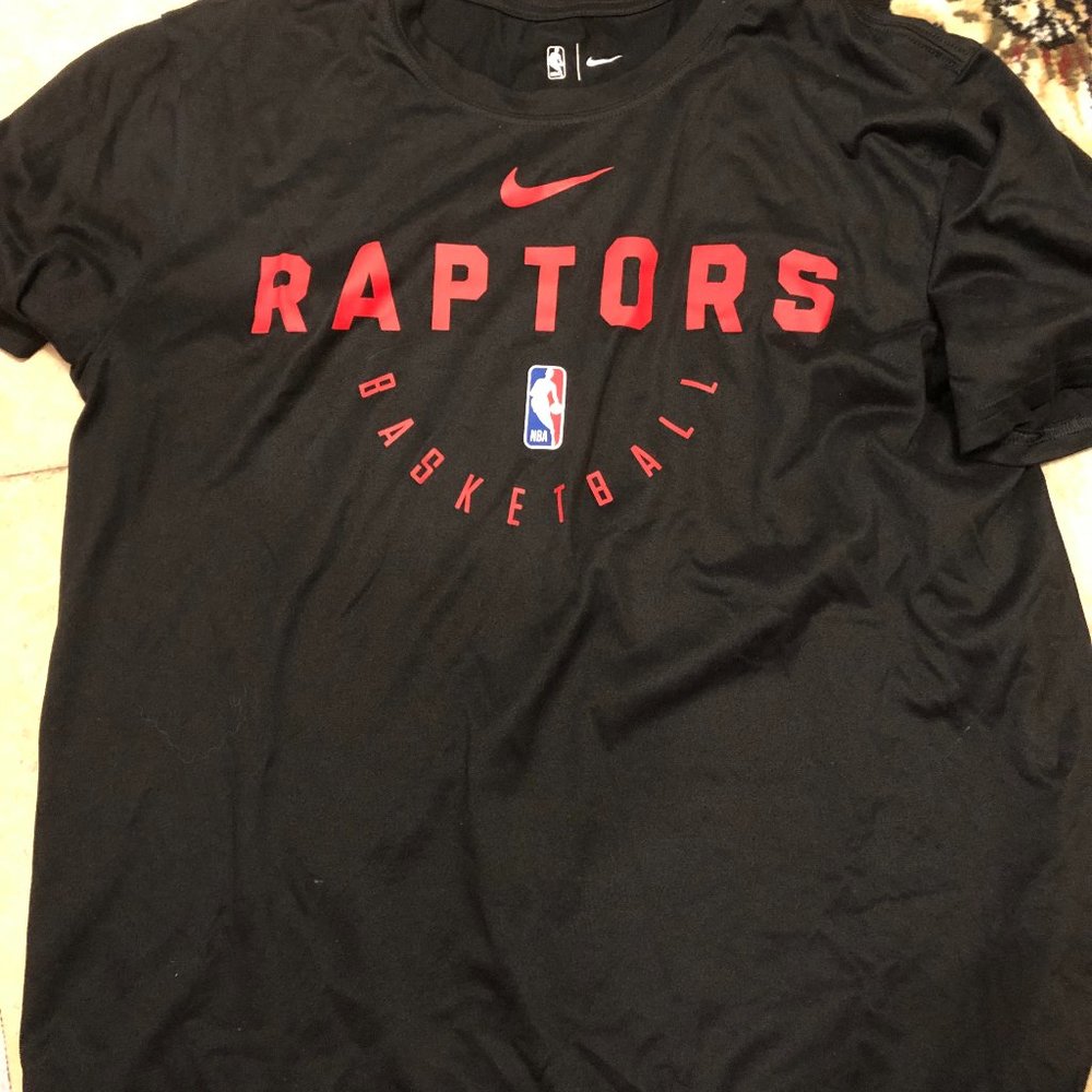 Men's Toronto Raptors t shirt in large (Nike)